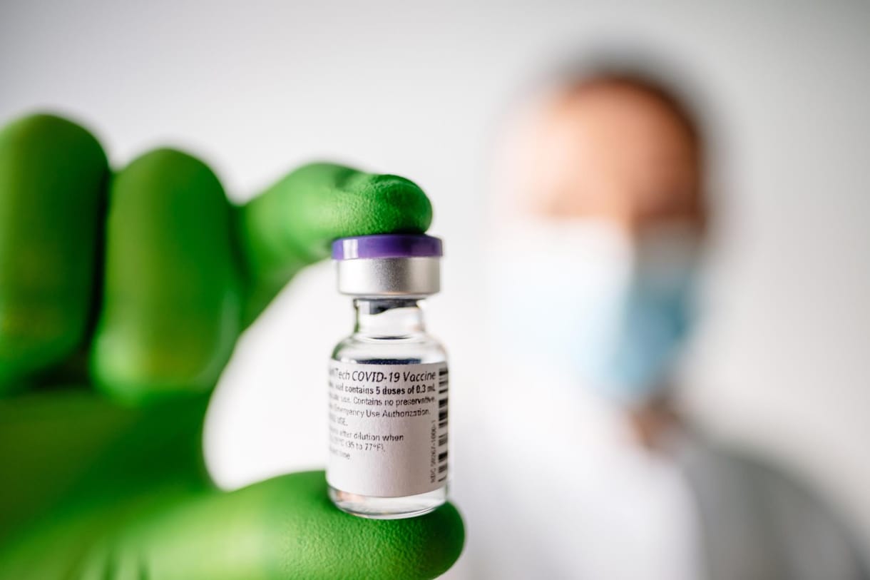 Pfizer-vezérigazgató: Valószínű, hogy egy harmadik oltást is fel kell majd venni