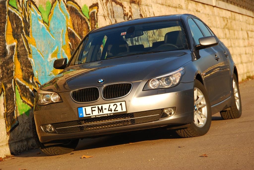 Használt autó: BMW 5 vagy Mercedes E?