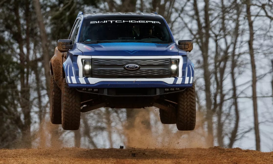 A Ford hatalmas új villanyautójával jókorákat lehet ugratni