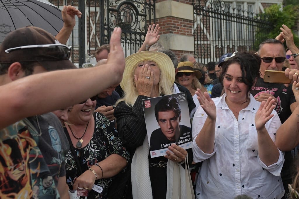 Szűk családi körben, pompától mentesen temették el Alain Delont