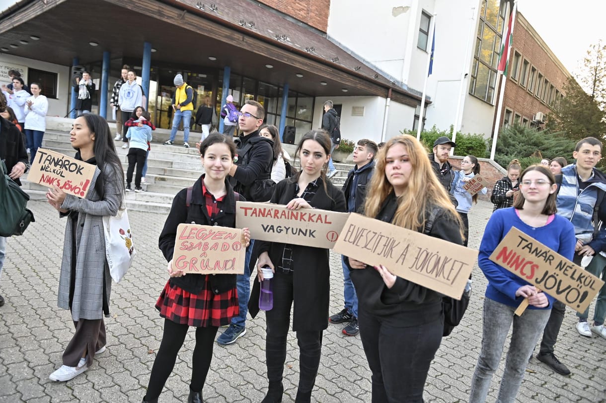 A pedagógus szakszervezetek megírták Orbánnak, hogy ne brüsszelezzen tovább, Pintér pedig nem ért az oktatáshoz