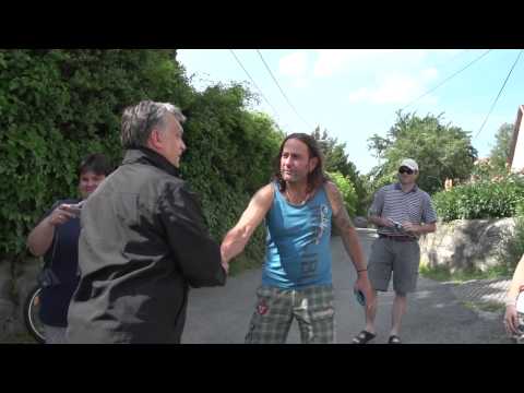 Videó: az elcsigázott Orbán az Attractionnel lazított 