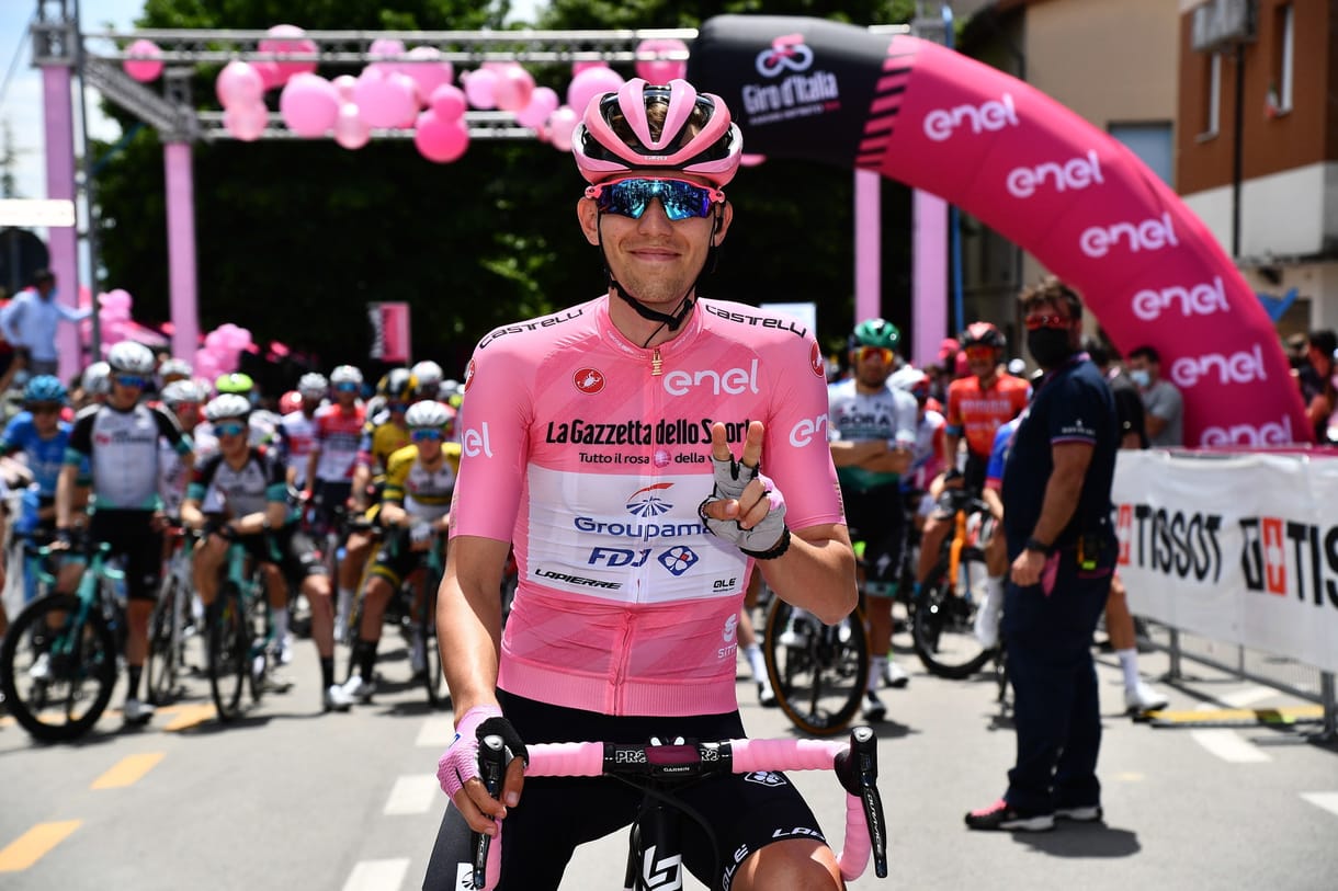 Giro d'Italia: Bernalé a rózsaszín trikó, Valter a 14.