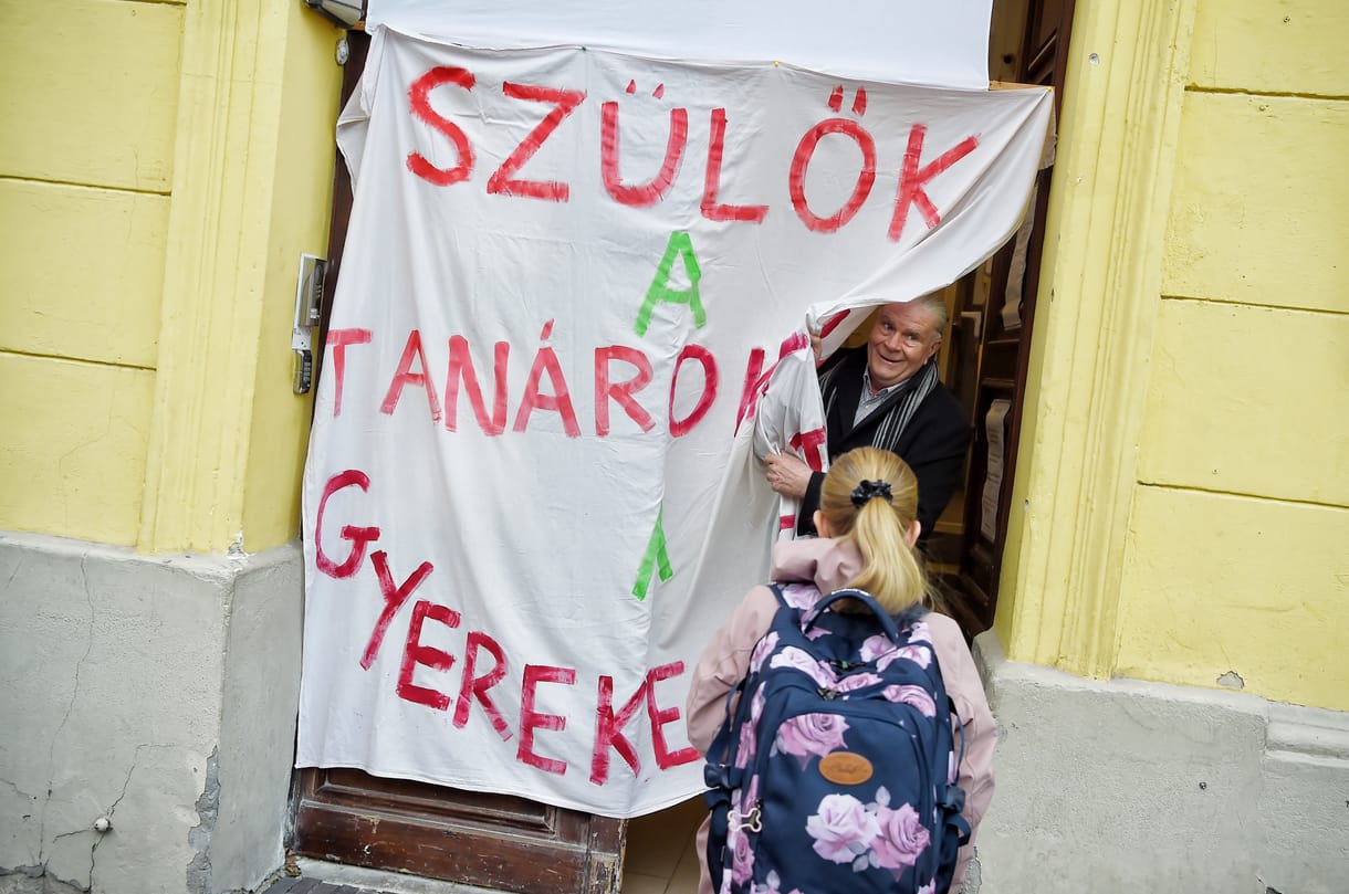 „A sztrájk alapjog” – szülők álltak ki a tanárok mellett az egyik budapesti iskolánál