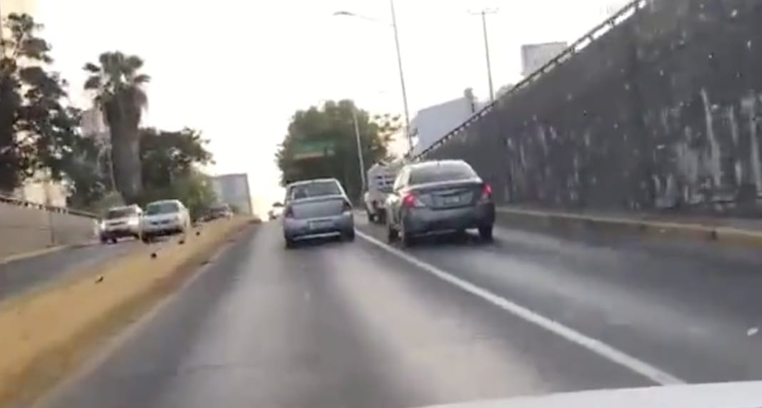 Csak előzni akart a Nissan sofőrje, csúnya baleset lett a vége – videó
