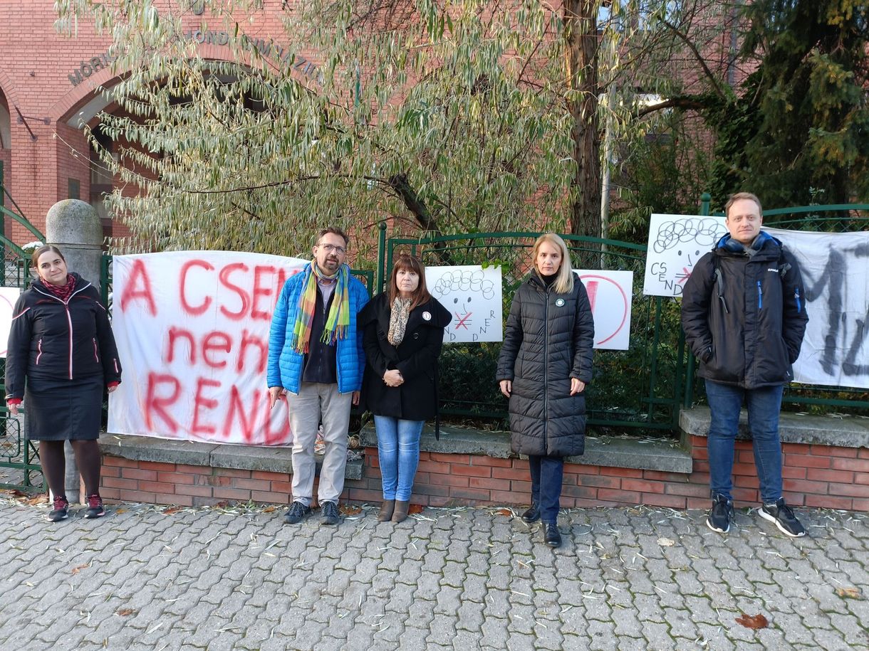A csend nem rend – Molinókkal üzennek a budai gimiből