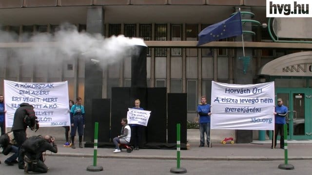 Füstöltek a demonstrálók a minisztérium előtt - videó