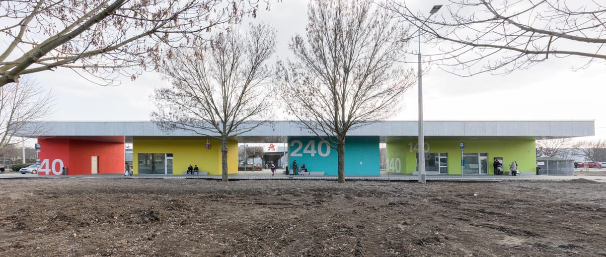 Vakolatlan nyaraló, minimalista családi ház és színes buszpályaudvar - mától szavazhat az év legjobb hazai épületeire