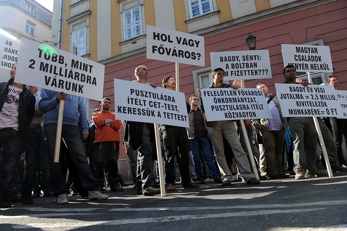 A Főpolgármesteri Hivatalnál tüntettek a CET alvállalkozói