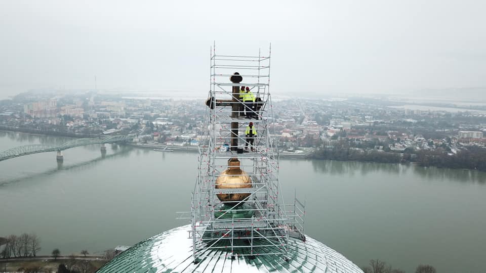 Kiderült, mit rejt a 166 éves időkapszula, amit az esztergomi Bazilika keresztjében találtak
