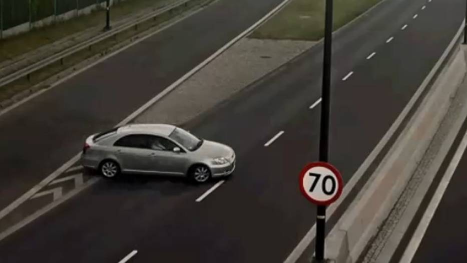 Klasszikus példa, hogyan kerül szembe a forgalommal egy autós – videó