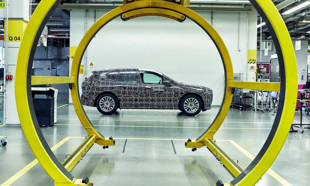 Videón mutatja meg a BMW a 600 kilométeres hatótávú új villanyautóját