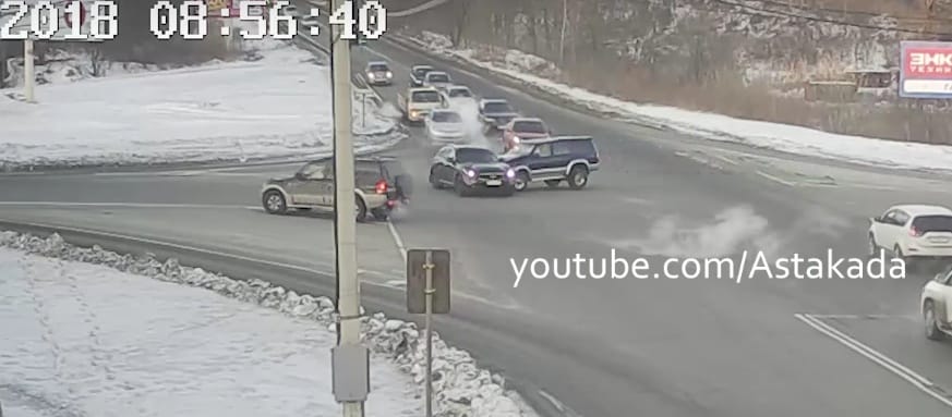 Mégis mire számított ez a piroson áthajtó orosz autós? – Videó