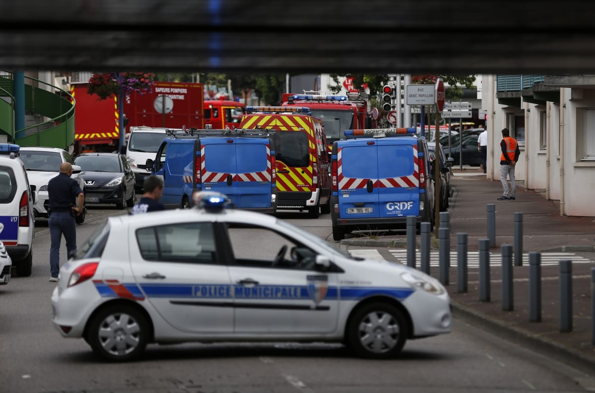 Késes támadók öltek meg egy papot Franciaországban