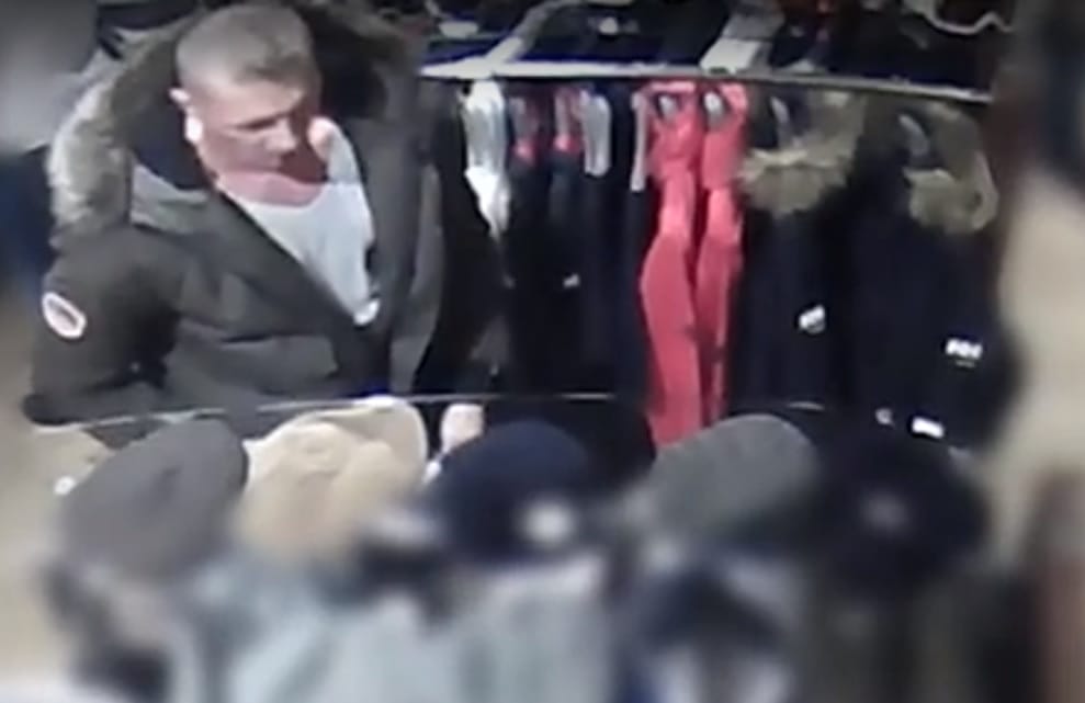 Nem látta, hogy figyeli a kamera, így lopott - videó