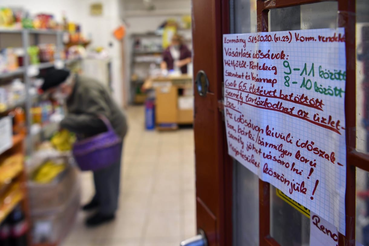 A kormány egyelőre nem gondolkodik az idősek vásárlási sávjának visszaállításán