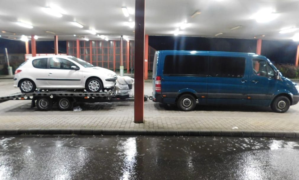 Magyar rendőrök kapcsolták le a tréleren vitt lopott német autót - videóval