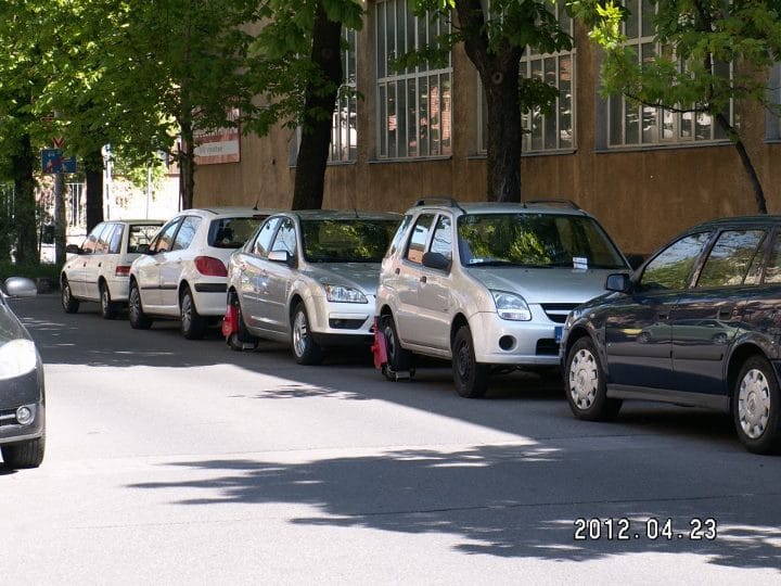 Tényleg kerékbilincs jár, ha rossz irányban parkolunk az út szélén?