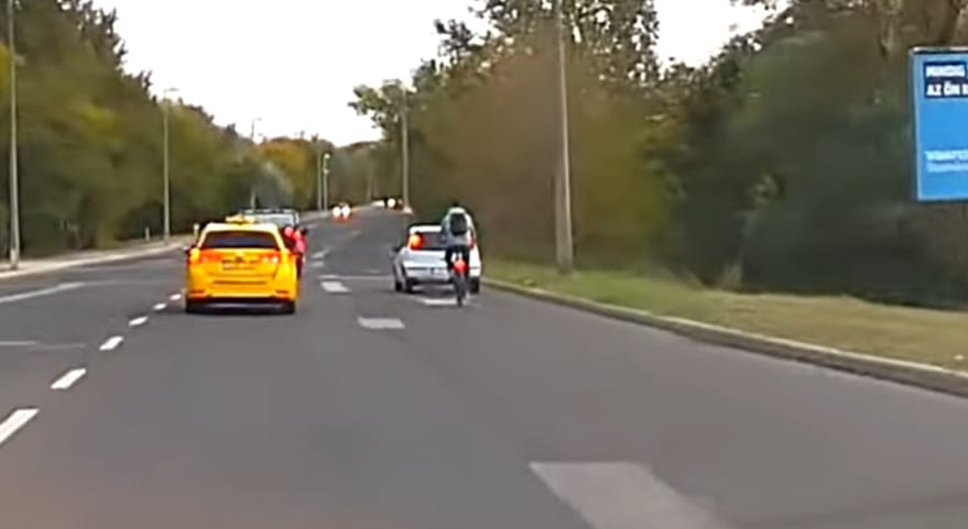 Videó: Tényleg büntetőfékezett a biciklis előtt ez az autós?