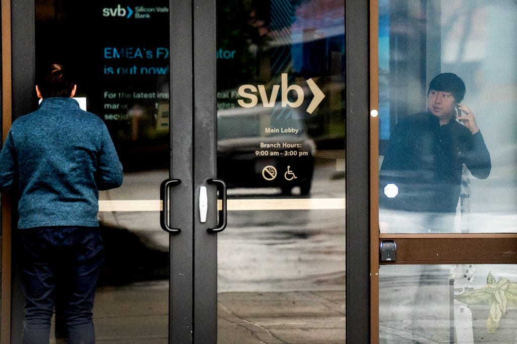 Bedőlt egy neves amerikai bank, és esik a forint – mi történt?