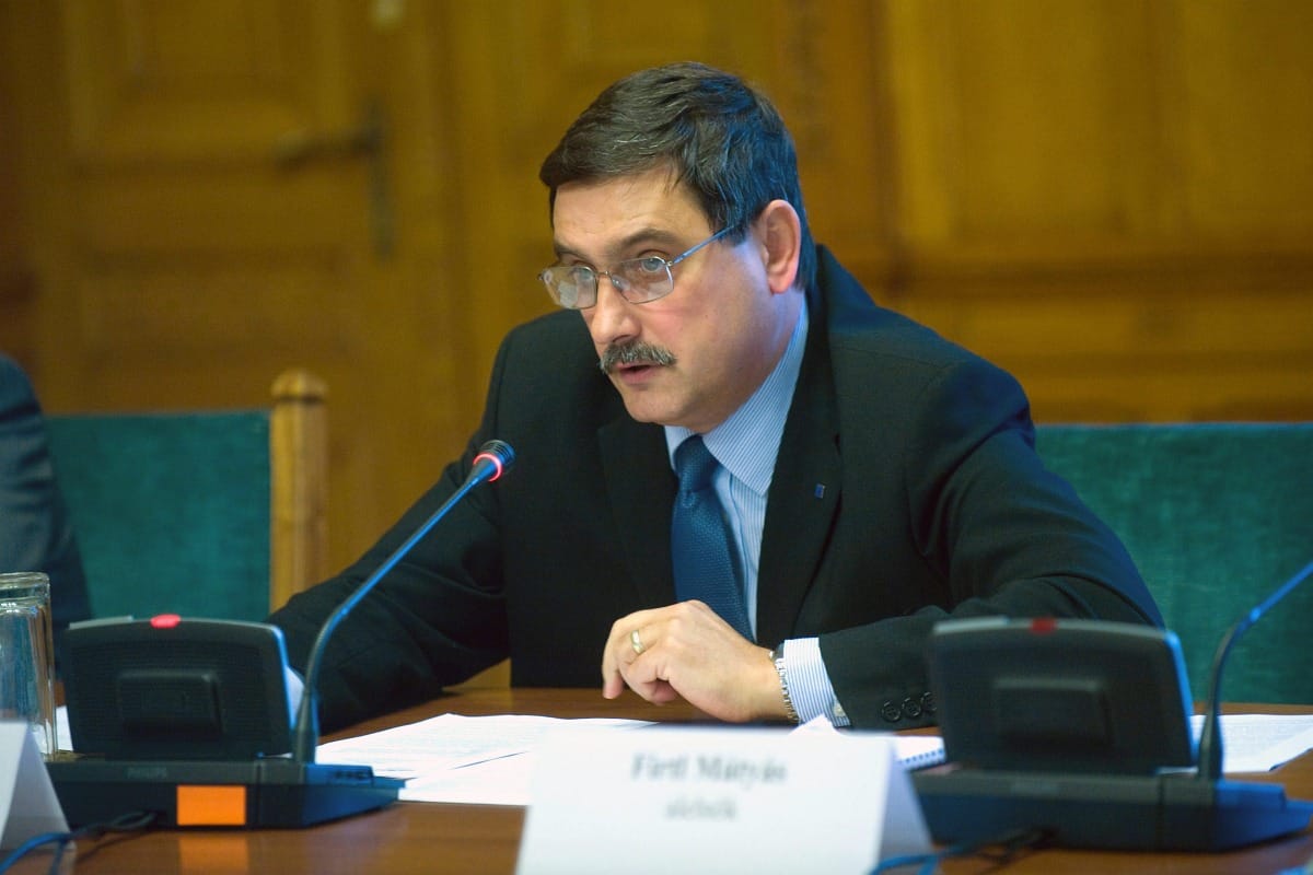 A rendőrökön viccelődött a rendőrnapon egy fideszes képviselő