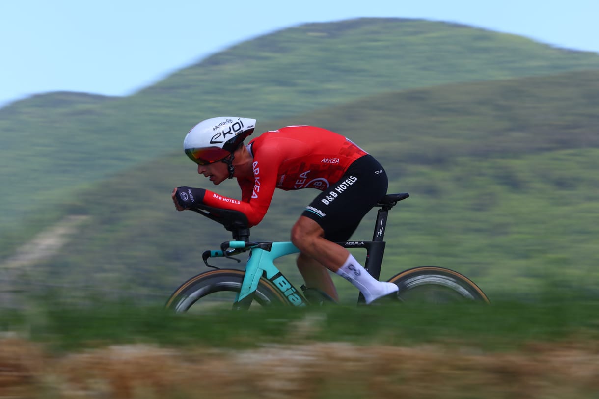 Törött lábbal tekert be a Giro céljába egy bringás, miután belezuhant egy szakadékba
