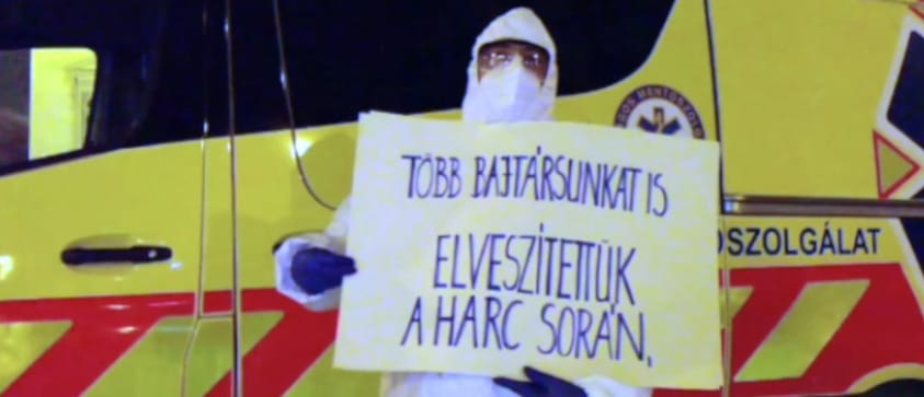 A mentősök egy Igazából szerelem-jelenettel mesélnek az évükről