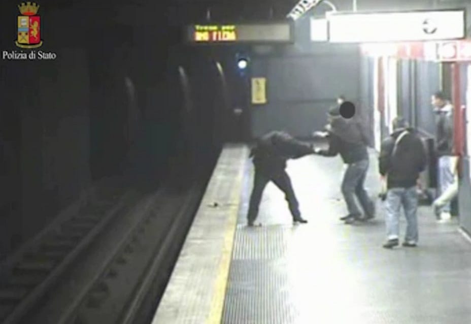 Ijesztő jelenet a milánói metróban (+18)