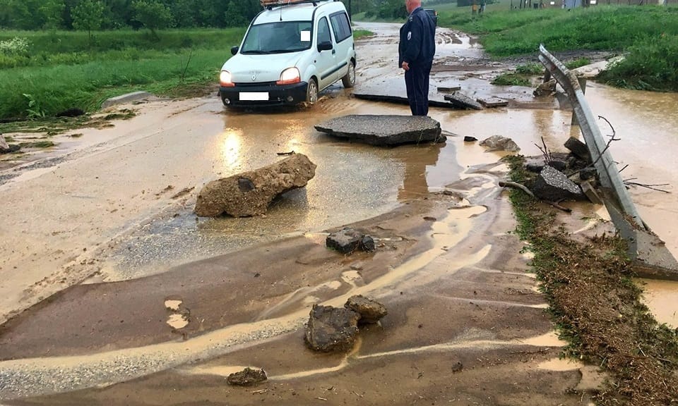 Annyi eső esett, hogy Borsodban beszakadt az út – fotók
