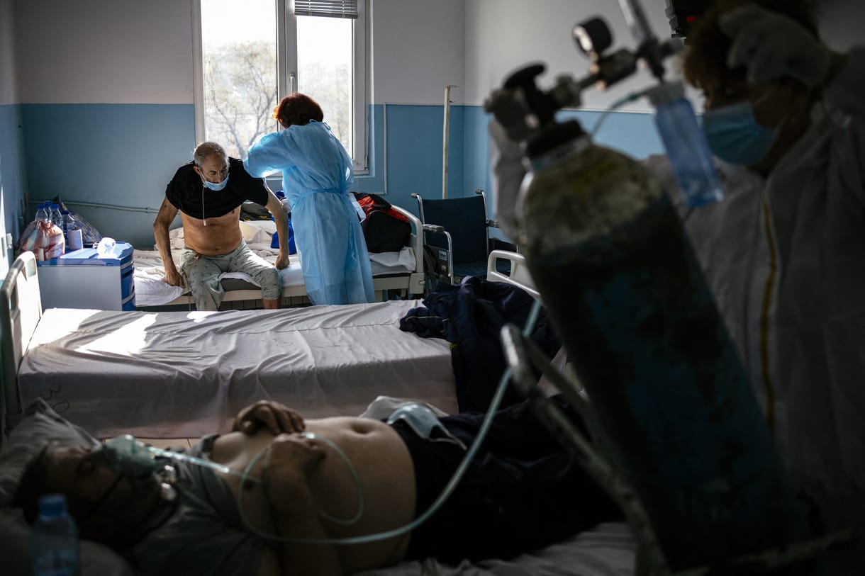 606 ember van lélegeztetőgépen, 10 767 új fertőzöttet találtak, és meghalt 131 beteg
