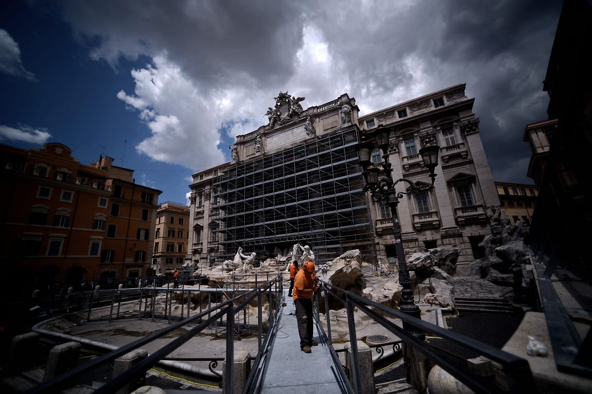 A kiszáradt Trevi-kútba is dobálják a pénzt a turisták