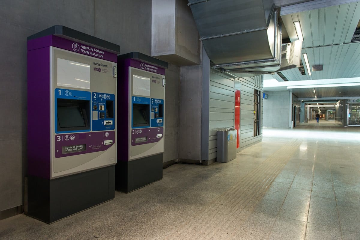 Érintés nélkül vehetünk jegyet a 4-es metróban – fotók
