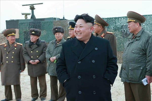 A közönség feje fölött bravúroskodtak az észak-koreai pilótanők