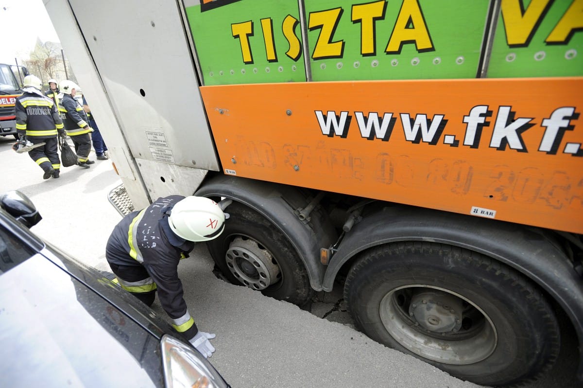 Fotó: Beszakadt az úttest egy kukásautó alatt Budán