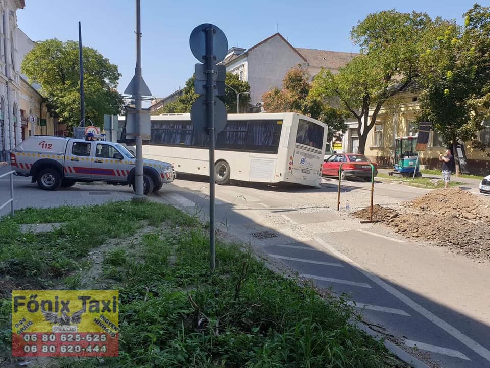 Belesüppedt a hódmezővásárhelyi tramtrain árkába egy busz