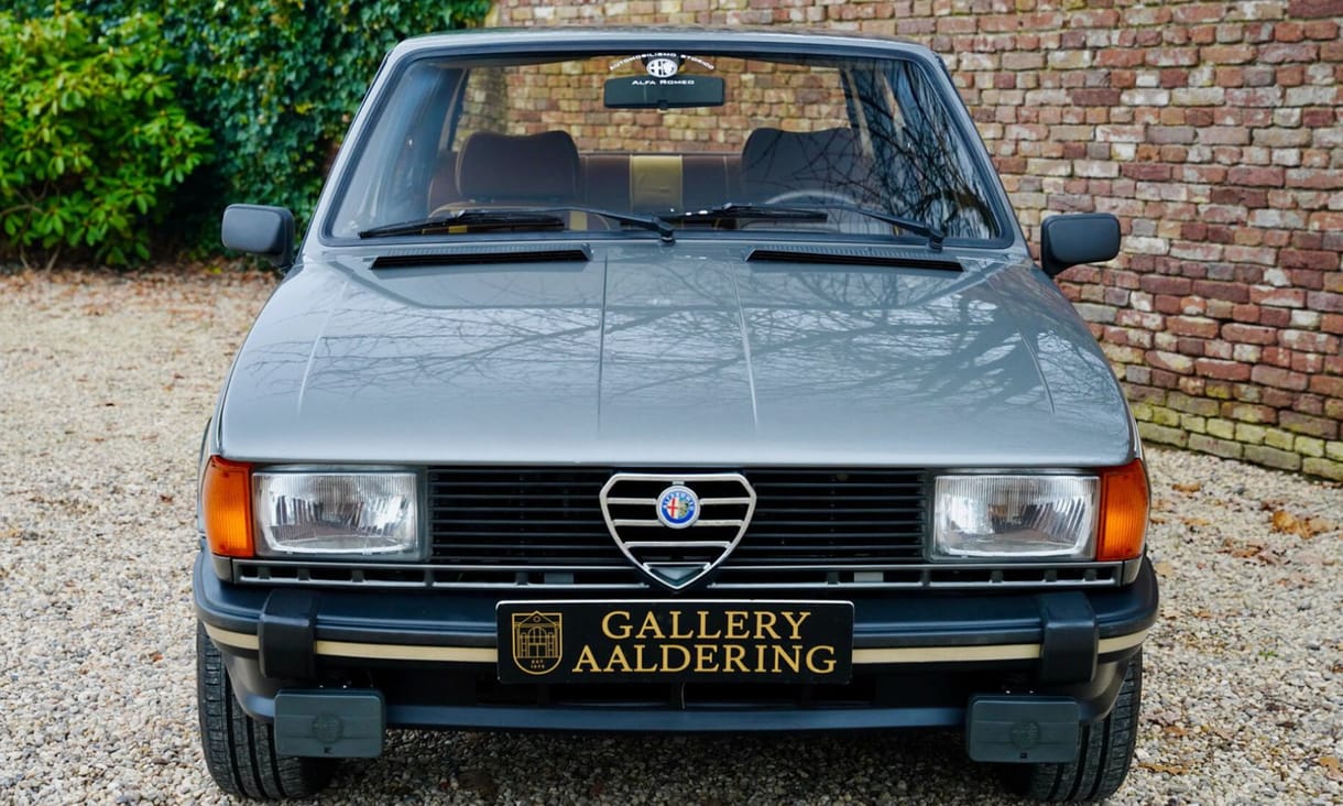 Hihetetlen, de alig 5 ezer kilométerrel vár új gazdára ez a 44 éves Alfa Romeo