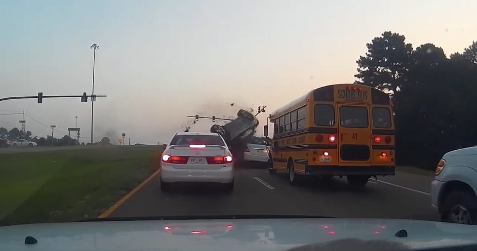Nem való neki a jogosítvány: gyorshajtás miatt törte össze a Chevrolet Camarót – videó