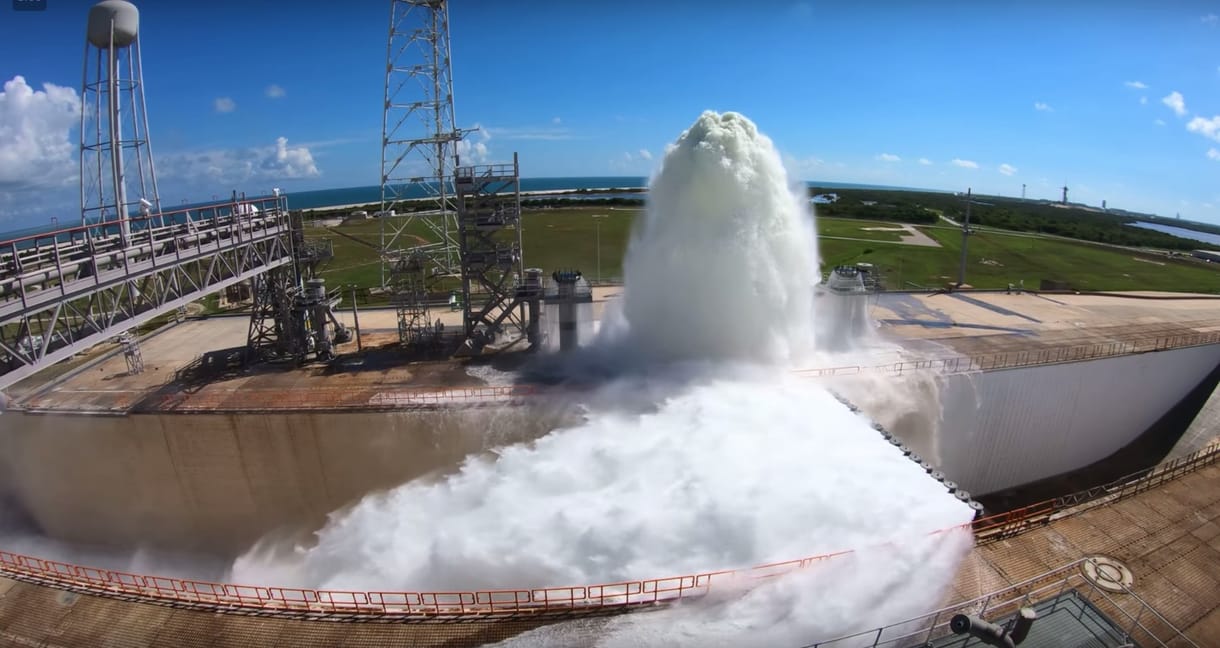 Videó: 1,7 millió liter vizet locsolt szét a NASA 1 perc alatt, nagyon látványos lett a végeredmény