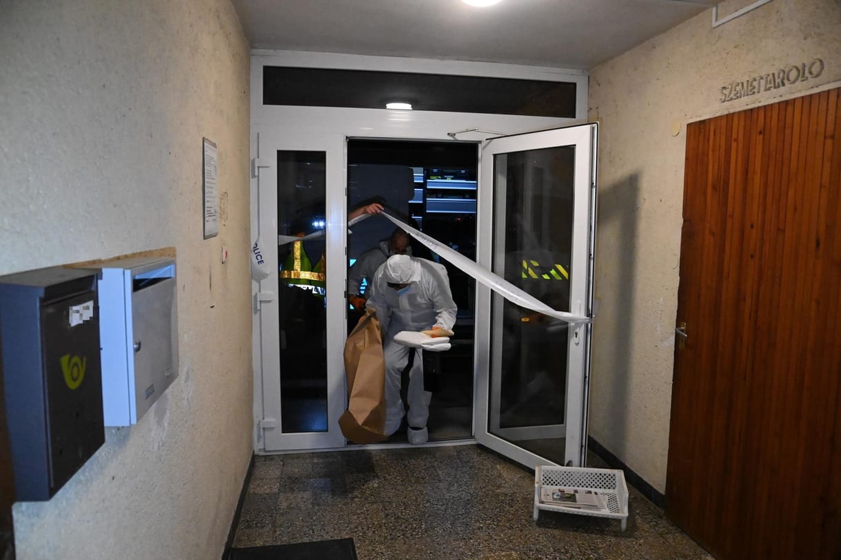 Aszódi kettős gyilkosság: a rendőrség kiment a helyszínre a lányok eltűnésének bejelentése után, de nem mentek be a lakásba
