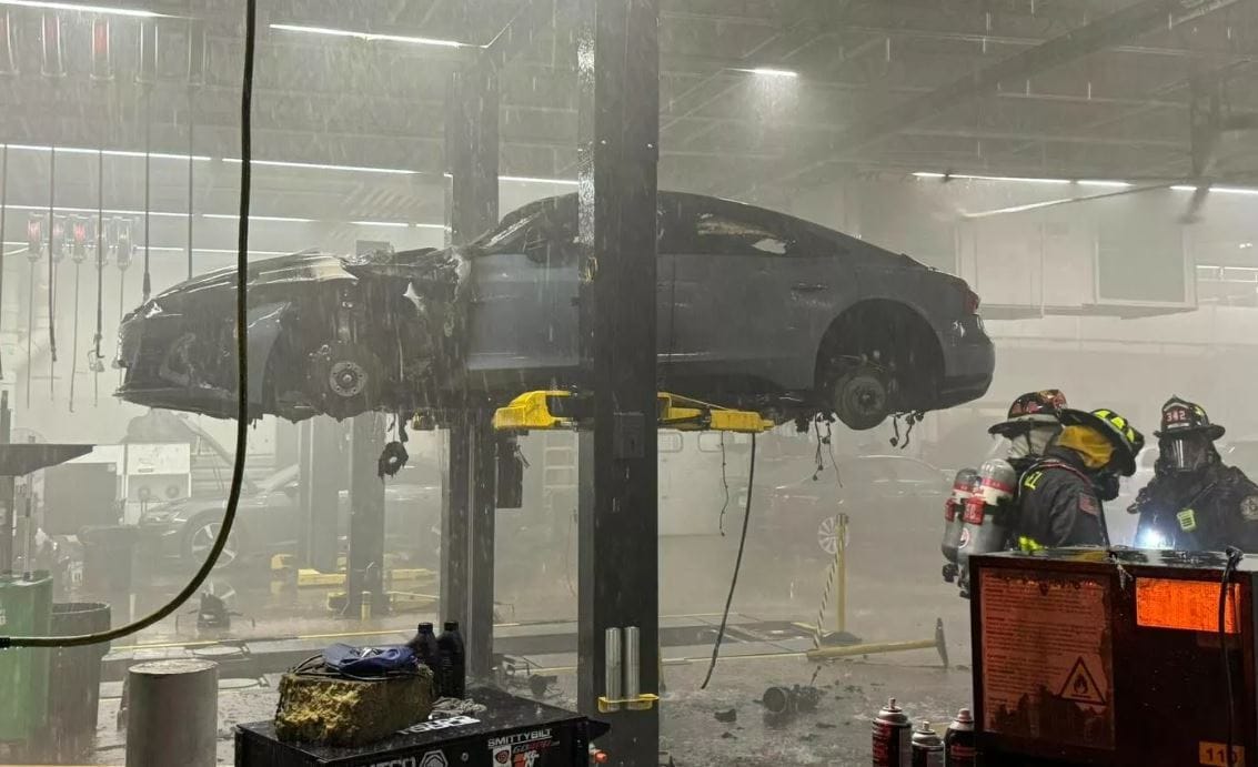 Egy márkakereskedés emelőjén kapott lángra egy Audi e-tron GT