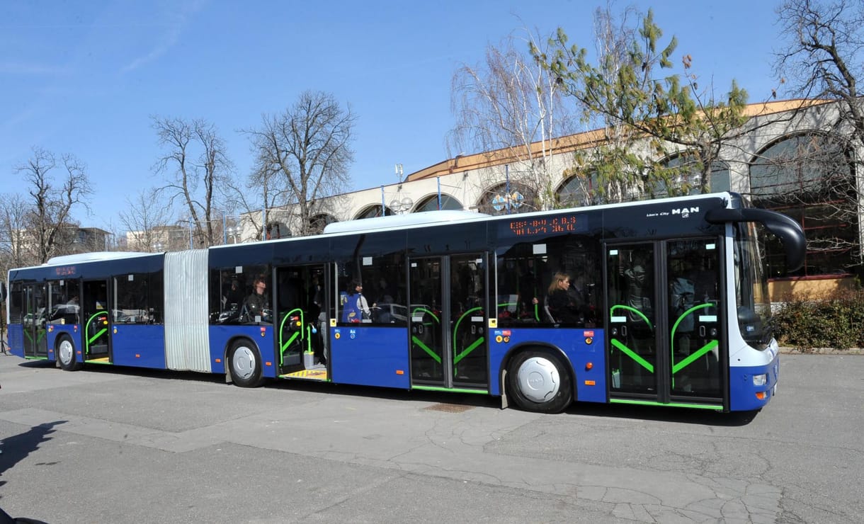 Fotó: ötajtós BKV-busz közlekedik Budapesten