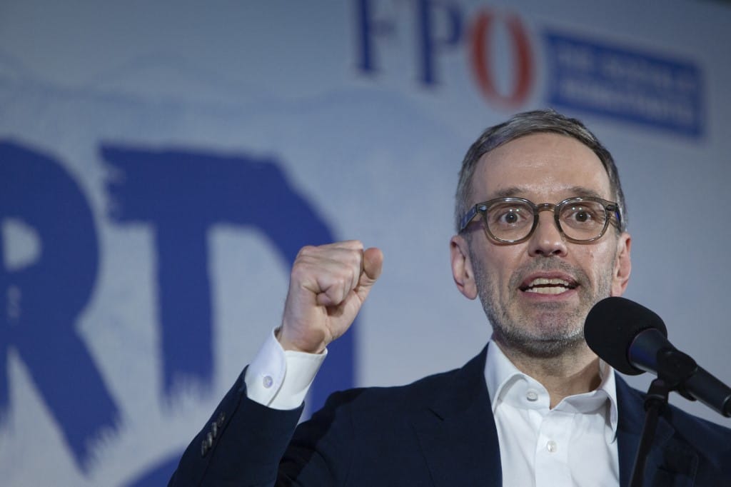 Politico: Saját korrupciós botrányát meglovagolva tör kormányra az osztrák szélsőjobb