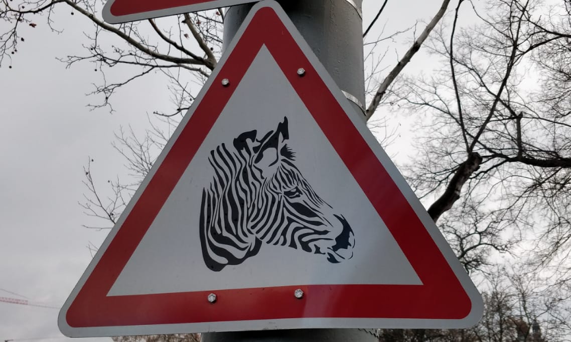 Látta már ezt a rendkívül találó közlekedési táblát Budapesten?