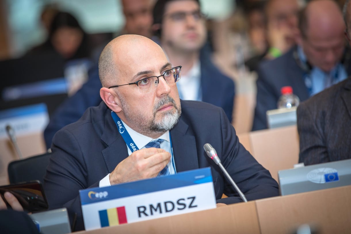 Kihátrált az RMDSZ a román kormánykoalíció mögül