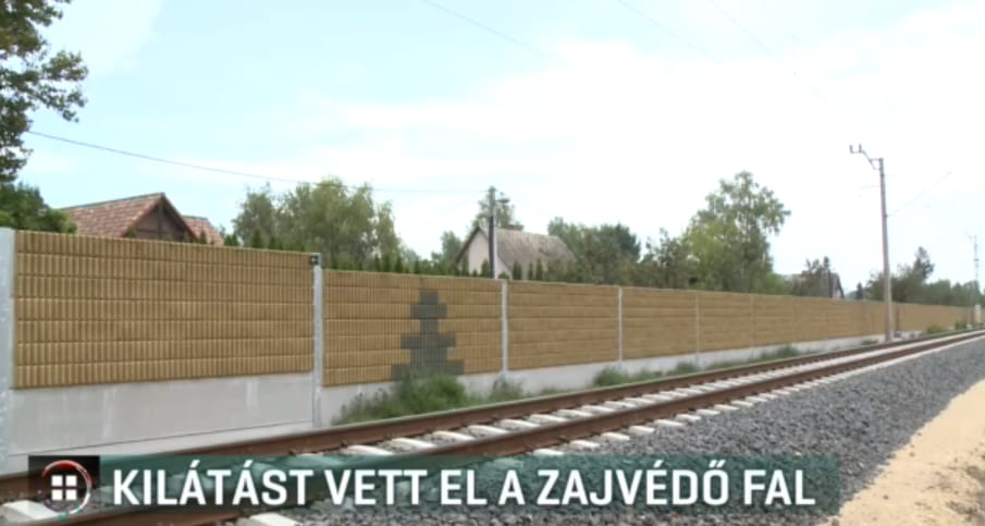 Elvette a kilátást a dél-balatoni vasútvonal mentén nyaralóktól a zajvédő fal