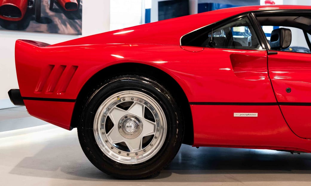 740 millió forint ez a 34 éves szuperritka Ferrari