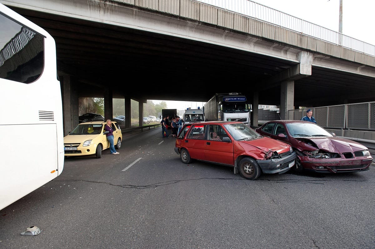 Busz és autók ütköztek, gigadugó alakult ki az M3-ason