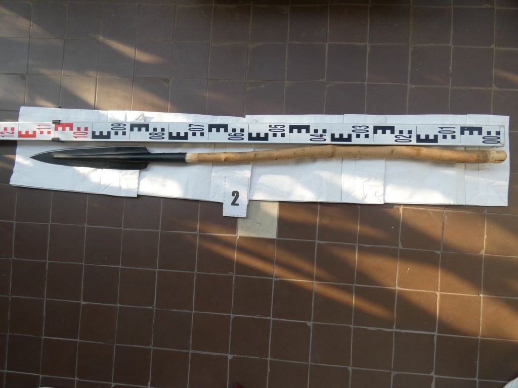 Leszúrta a szomszédja kutyáját, bilincsben vitték el a rendőrök