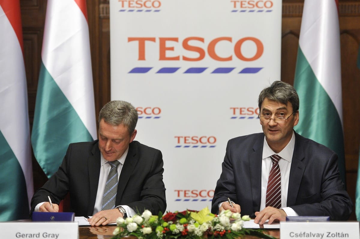 A Tescóval már nem Orbán írt alá