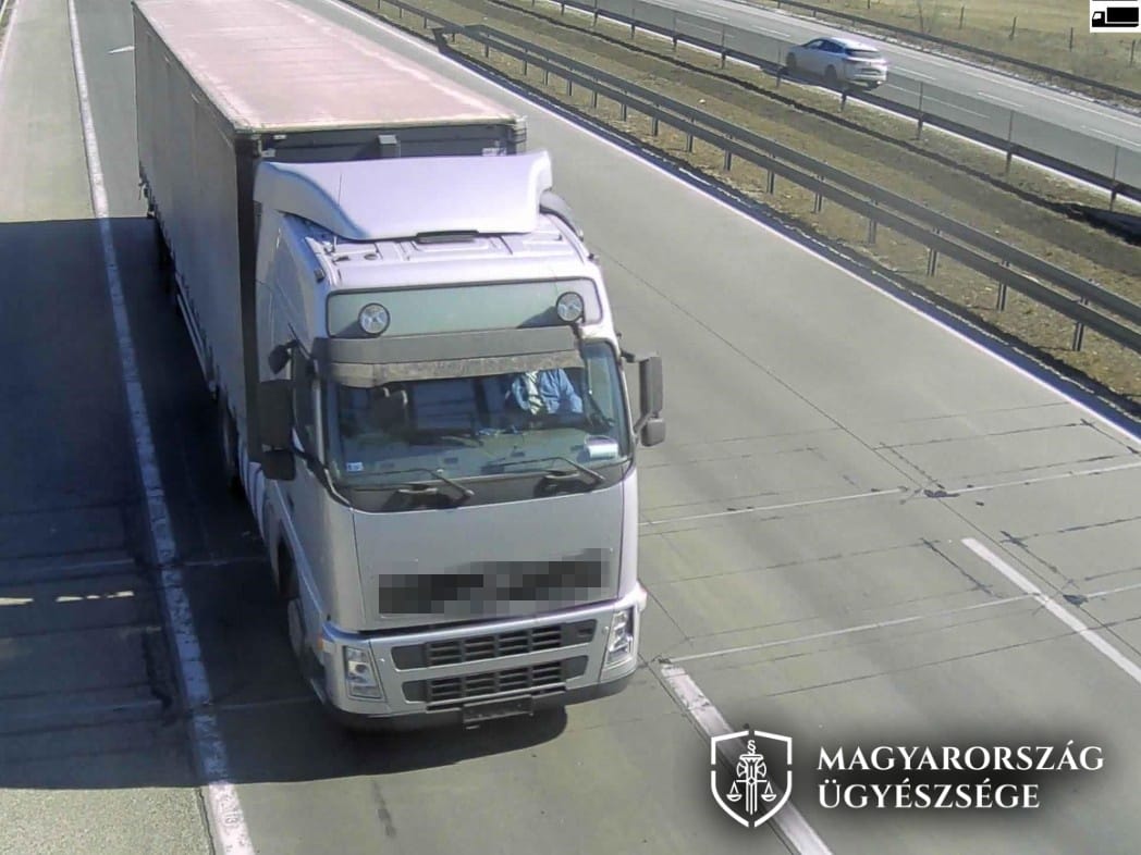 Hiába ítélték el azért, mert cégével csalta az útdíjakat, ugyanúgy folytatta
